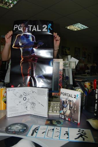 Portal 2 - Распаковка белого издания Portal 2 + неожиданный бонус.